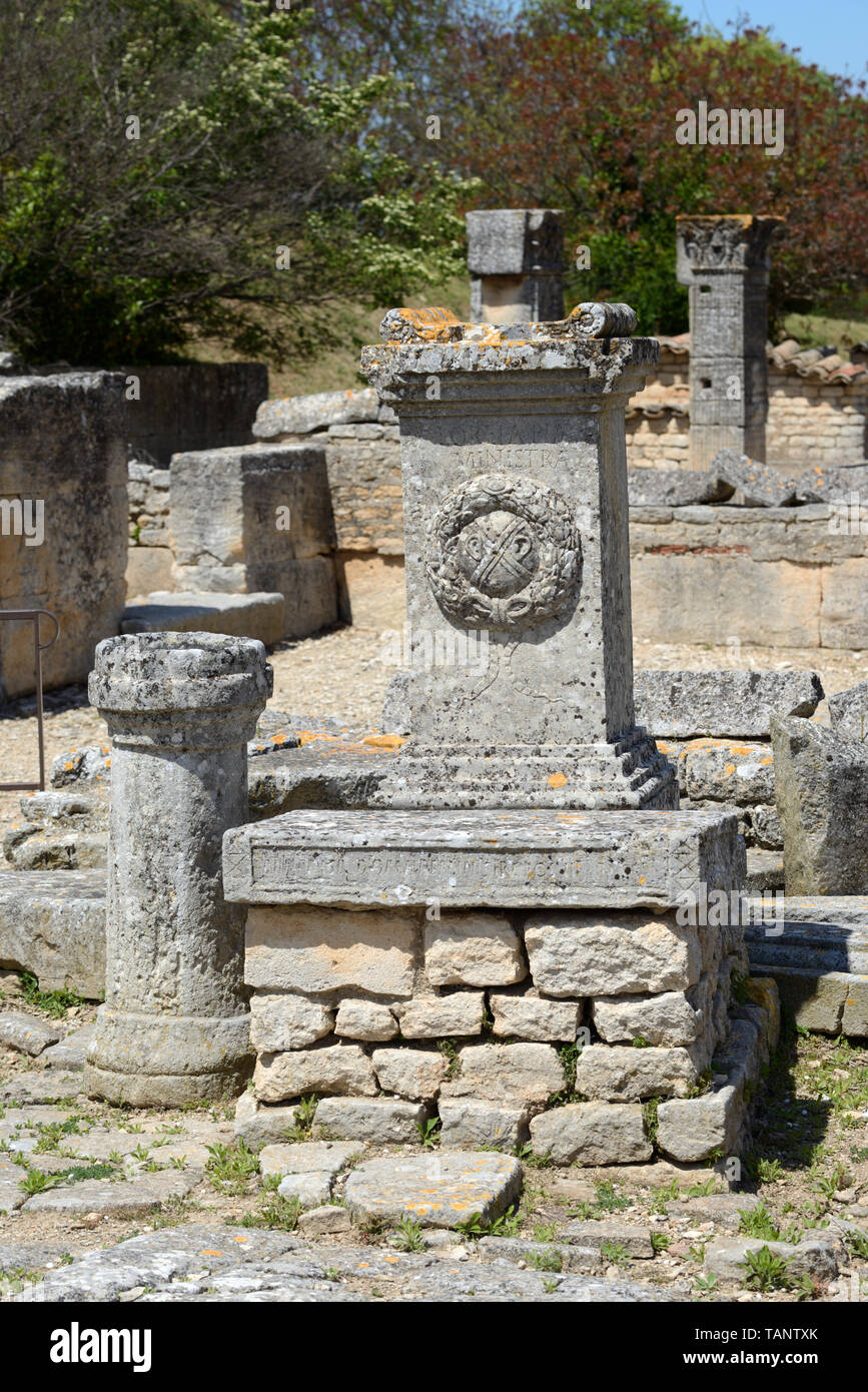 Römische Votif Altar in der antiken römischen Stadt Glanum Saint-Rémy-de-Provence Provence Frankreich Stockfoto