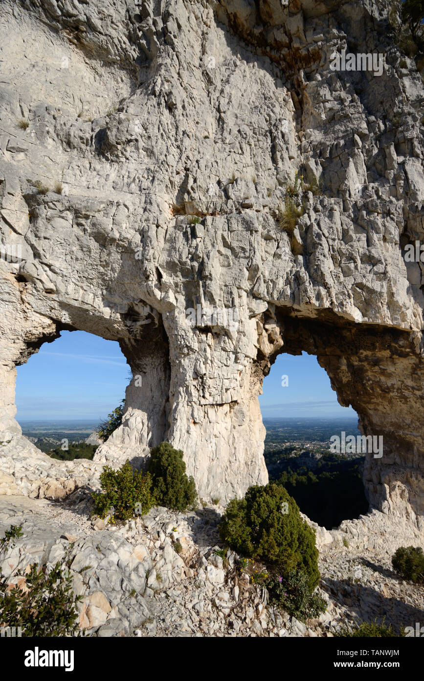 Wie ein Gesicht mit zwei Augen, Le Rocher des Deux Trous, oder zwei Löcher Rock, Caume, Alpillen oder Les Alpilles, Saint-Rémy-de-Provence Stockfoto