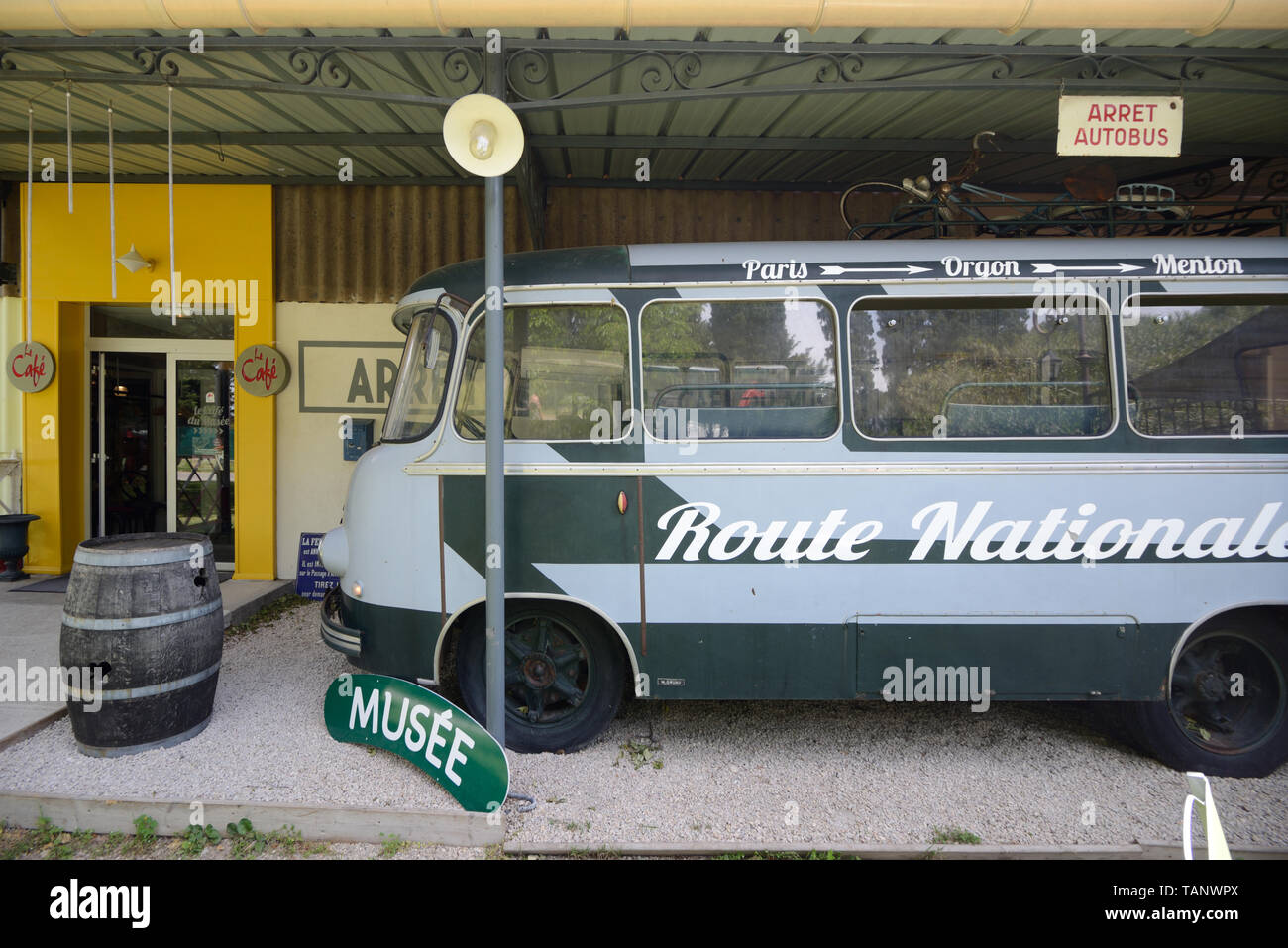 Alten Bus und Eintritt zum Motor Museum oder Automobile Museum der Provence Orgon Frankreich Stockfoto