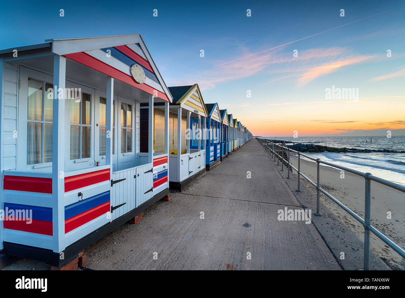 Eine Reihe von bunten Holzhütten am Southwold an der Küste von Suffolk Stockfoto