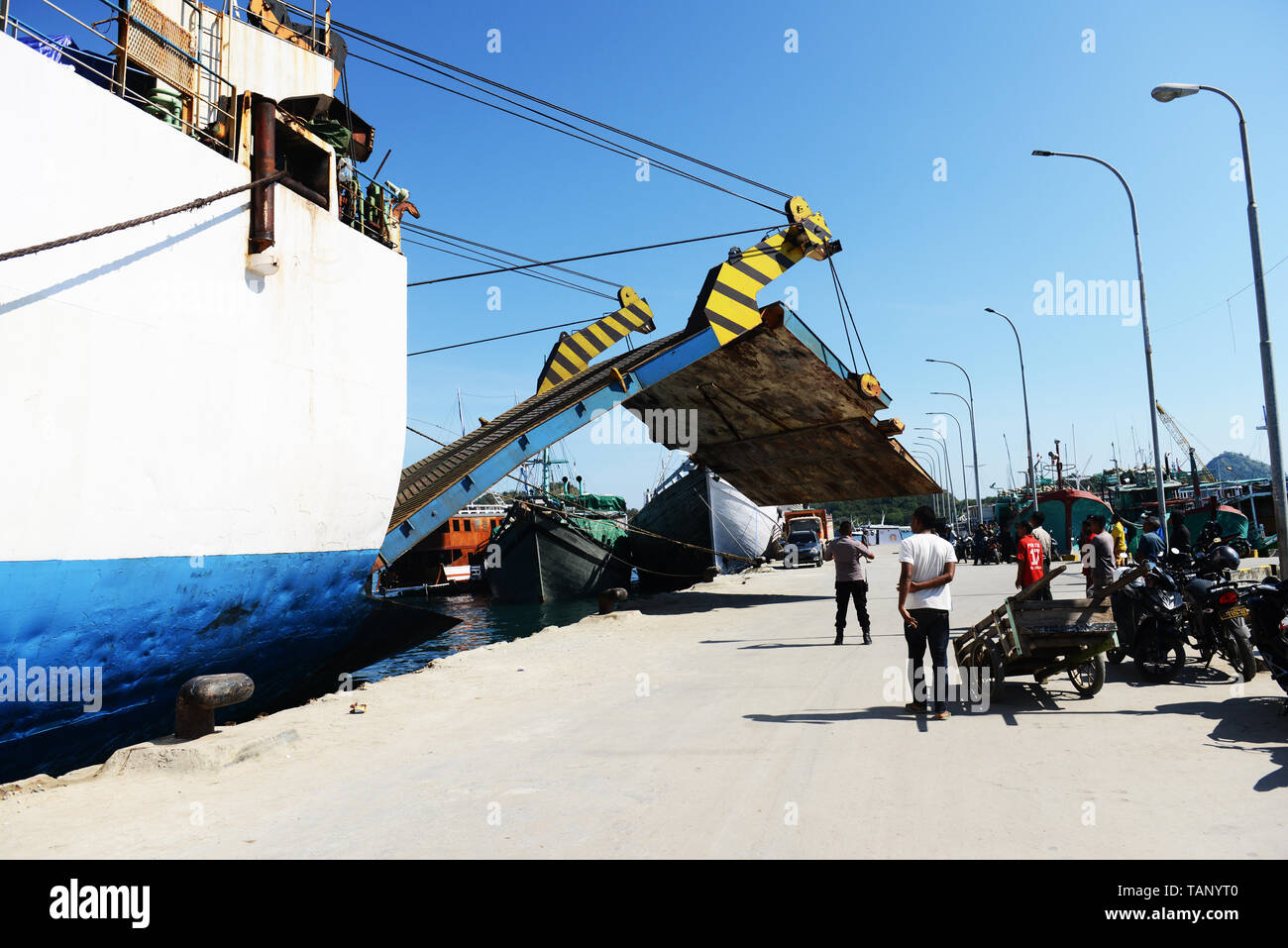 Eine große Fähre Andocken an den Hafen von Labuan Bajo. Stockfoto