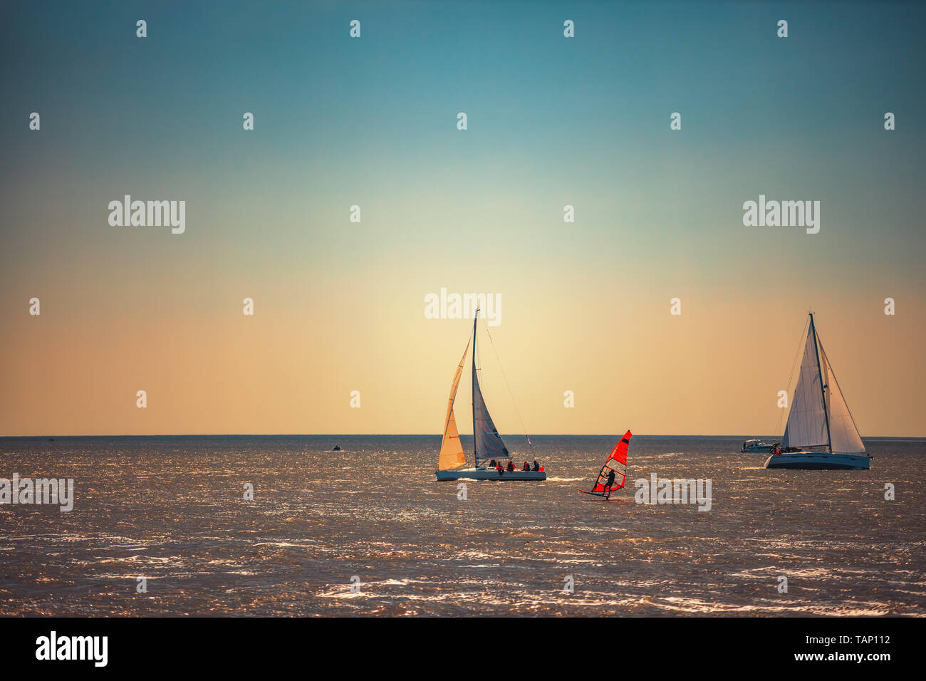 Segeln Schiff Yacht mit weissen Segeln im Meer. Stockfoto