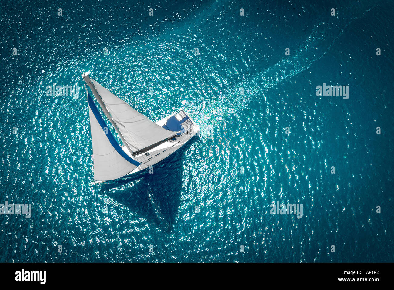 Regatta segeln Schiff Yachten mit weißen Segeln am Meer eröffnet. Luftaufnahme von Segelboot in windigen Zustand. Stockfoto
