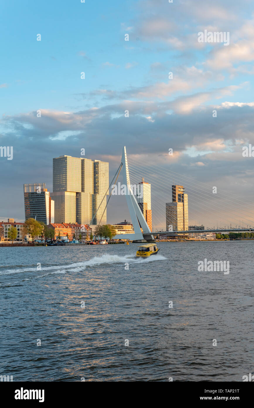 Rotterdam, Niederlande - 24.April 2019: Blick auf die Skyline von der Neuen Maas Grenzen mit Erasmus Brücke und De Rotterdam Gebäude im Hintergrund an einem klaren Tag Stockfoto