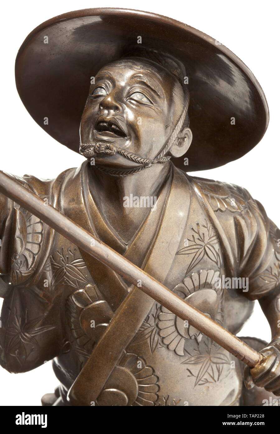 Eine japanische Abbildung eines kämpfenden Samurai mit Naginata, Meiji-periode Bronze mit schöne Patina und fein graviert und gemeißelt. Kämpfende Samurai mit lachendem Gesicht und Zähnen. Kartusche mit eingravierten Signatur an der Rückseite. Auf der zugehörigen Sockel aus lackiertem Holz, eine Befestigungsmutter unten fehlt. Höhe der Abbildung ohne Sockel und Naginata 24,5 cm. Höhe 34,5 cm. Sehr gute Qualität. historischen, geschichtlichen, Japanisch, Asiatisch, Asien, Fernost, Objekt, Objekte, Stills, Clipping, Clippings, Ausschneiden, Ausschneiden, Ausschnitten, 20. Jahrhundert, 19 ce, Additional-Rights - Clearance-Info - Not-Available Stockfoto