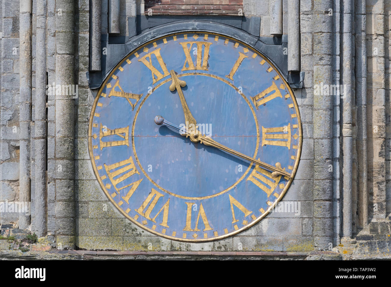 Blau und Gold Kirche Uhr mit römischen Ziffern - die Kathedrale von Ely, Cambridgeshire, England, Großbritannien Stockfoto