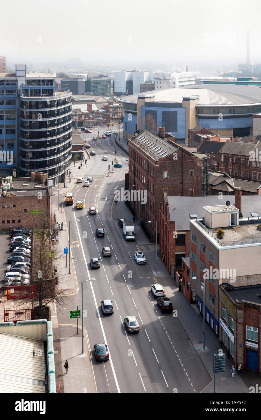 Verschmutzte Luft. Stadt Straße und Verkehr in Sonnenschein, aber mit einem dunstigen Himmel von Luftverschmutzung, Nottingham, England, Großbritannien Stockfoto