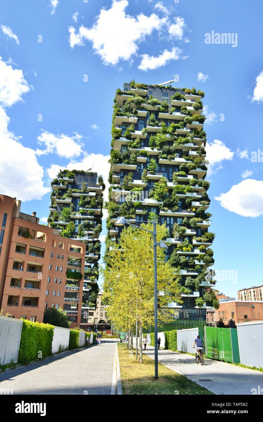 Mailand, Italien - 15. Juli 2016: eine Straße, die zu den berühmten Premium zwei ökologische sehr teuer Wohntürme "Bosco Verticale". Stockfoto