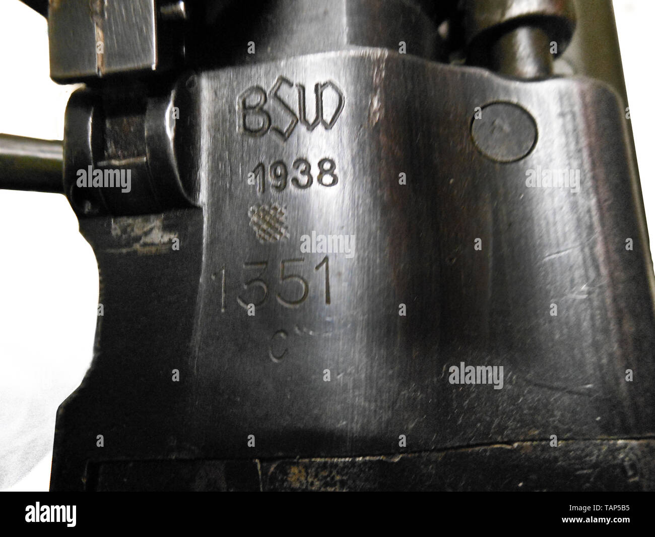 Ein original MG 34 auf Feld wagen, de-aktiviert Waffe Cal. 8 x 57, keine übereinstimmenden Nummern. Ein 1938 BSW-Produktion. Zweibein. Original Finish mit Gebrauchsspuren. Guten bis sehr guten Gesamtzustand. Alle Teile beweglich. Zertifizierte Modifikation. Original Stativ Beförderung vom/652" 1941 Produktion, Annahme Mark Adler/WaA 79, Grün Wehrmacht Lack, wenig Gebrauchsspuren. Komplett mit Aluminium overhead feuern Tabelle, knee pad mit Lederbezug und beide Leder Trageriemen. Technisch in Ordnung. Kommt mit komplettem, montiert, sand lackiert Ziel Optik, Code, Editorial-Use - Nur Stockfoto