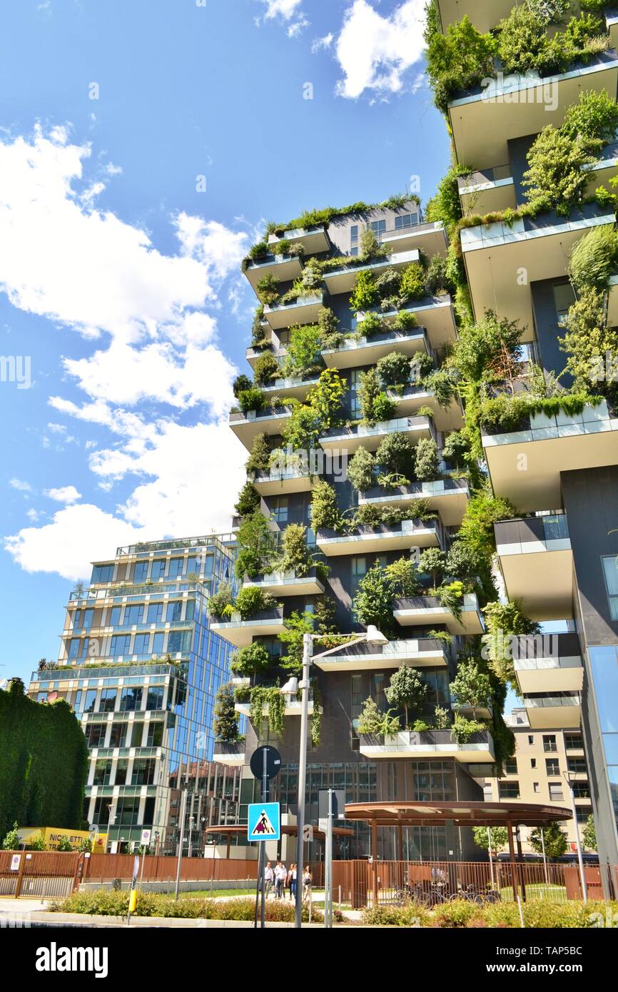 Mailand/Italien - 15. Juli 2016: Zwei Wohntürme mit Bäumen und Büschen auf große Balkone "Bosco Verticale" in das Zentrum von Mailand. Stockfoto