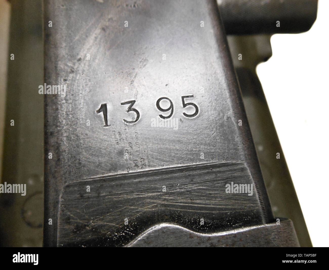 Ein original MG 34 auf Feld wagen, de-aktiviert Waffe Cal. 8 x 57, keine übereinstimmenden Nummern. Ein 1938 BSW-Produktion. Zweibein. Original Finish mit Gebrauchsspuren. Guten bis sehr guten Gesamtzustand. Alle Teile beweglich. Zertifizierte Modifikation. Original Stativ Beförderung vom/652" 1941 Produktion, Annahme Mark Adler/WaA 79, Grün Wehrmacht Lack, wenig Gebrauchsspuren. Komplett mit Aluminium overhead feuern Tabelle, knee pad mit Lederbezug und beide Leder Trageriemen. Technisch in Ordnung. Kommt mit komplettem, montiert, sand lackiert Ziel Optik, Code, Editorial-Use - Nur Stockfoto