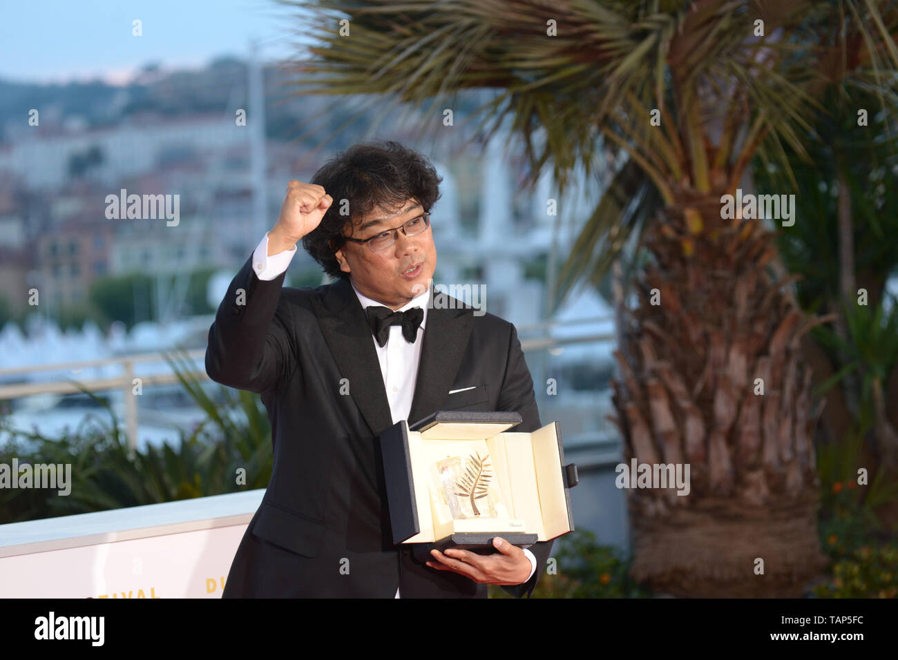 Mai 25, 2019 - Cannes, Frankreich - Cannes, Frankreich - 25. Mai: Regisseur Bong Joon-Ho (R), dem Gewinner der Goldenen Palme d'Or Award für seinen Film "Parasit" wirft mit Schauspieler Kang-Ho Song (L) an der Gewinner photocall während die 72. jährlichen Filmfestspiele von Cannes am 25. Mai 2019 in Cannes, Frankreich. (Bild: © Friedrich InjimbertZUMA Draht) Stockfoto