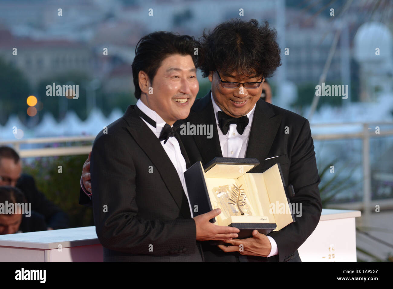 Mai 25, 2019 - Cannes, Frankreich - Cannes, Frankreich - 25. Mai: Regisseur Bong Joon-Ho (R), dem Gewinner der Goldenen Palme d'Or Award für seinen Film "Parasit" wirft mit Schauspieler Kang-Ho Song (L) an der Gewinner photocall während die 72. jährlichen Filmfestspiele von Cannes am 25. Mai 2019 in Cannes, Frankreich. (Bild: © Friedrich InjimbertZUMA Draht) Stockfoto