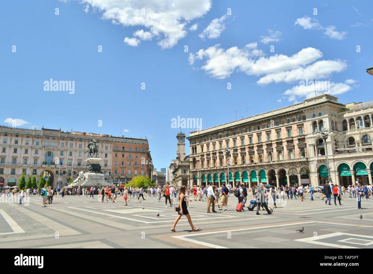 Mailand, Italien - 15. Juli 2016: beschäftigte Leute und Touristen wandern am Domplatz in der Mailänder Innenstadt mit Blick auf den König Vittorio Emanuele Stockfoto