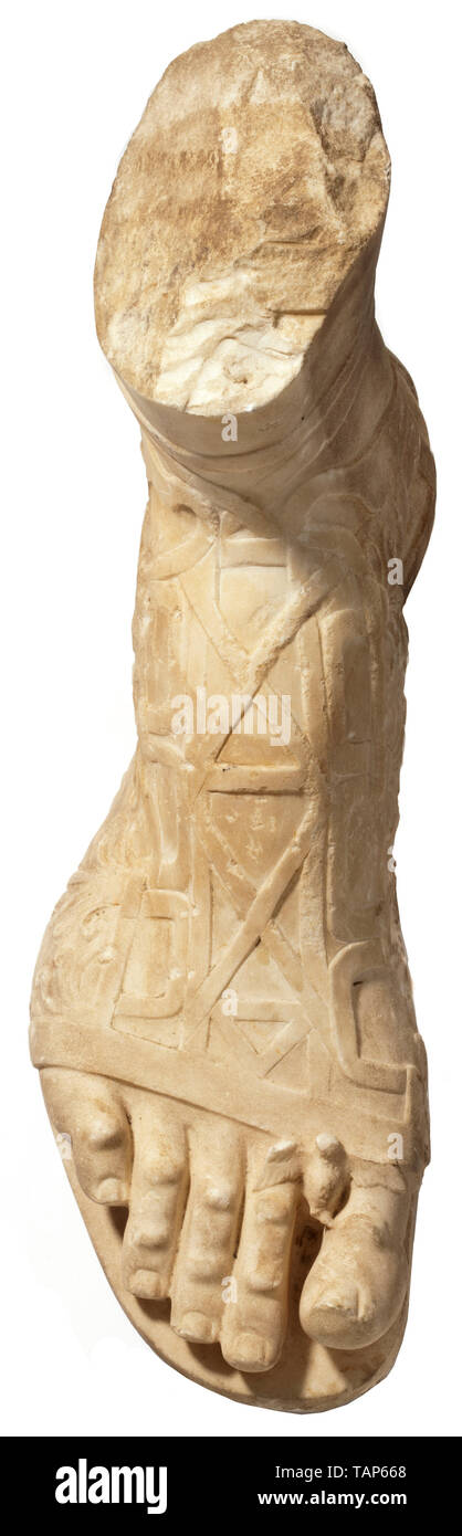 Eine monumentale Sandale bekleideten Fuß - ein schönes Exemplar aus dem 19. Jahrhundert nach dem Muster der Römischen Modelle Double Life-size Fuß, als Fragment einer gigantischen Kaiser oder des allgemeinen Statue entworfen. Eindrucksvoll mit perfekt gestaltete anatomischen Details gebildet. Gekleidet in einem aufwendigen zeremoniellen Sandale mit Gurten. An den Seiten mit palmetten eingerichtet, das Band zwischen dem großen Zeh und dem Index toe mit einem Adler verschönert. Minimal angestoßen, ansonsten gut erhalten. Länge 53 cm. Provenienz: Polnische private Sammlung, erworben durch den Versender aus Vater im 19 Additional-Rights - Clearance-Info - Not-Available Stockfoto