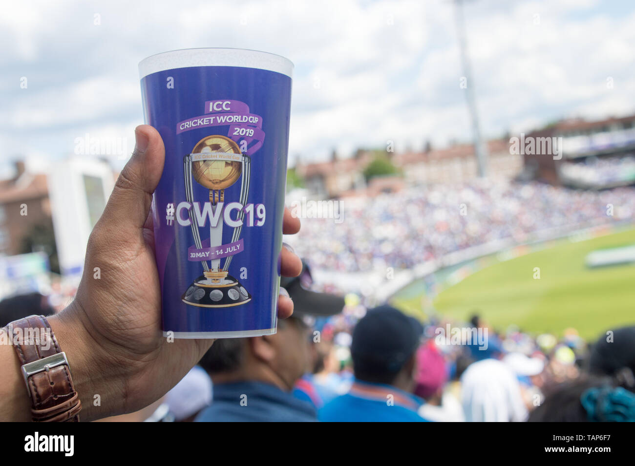 ICC World Cup host Kia Oval mit einem wieder verwendbaren Getränke Tasse als nachhaltige Option Stockfoto