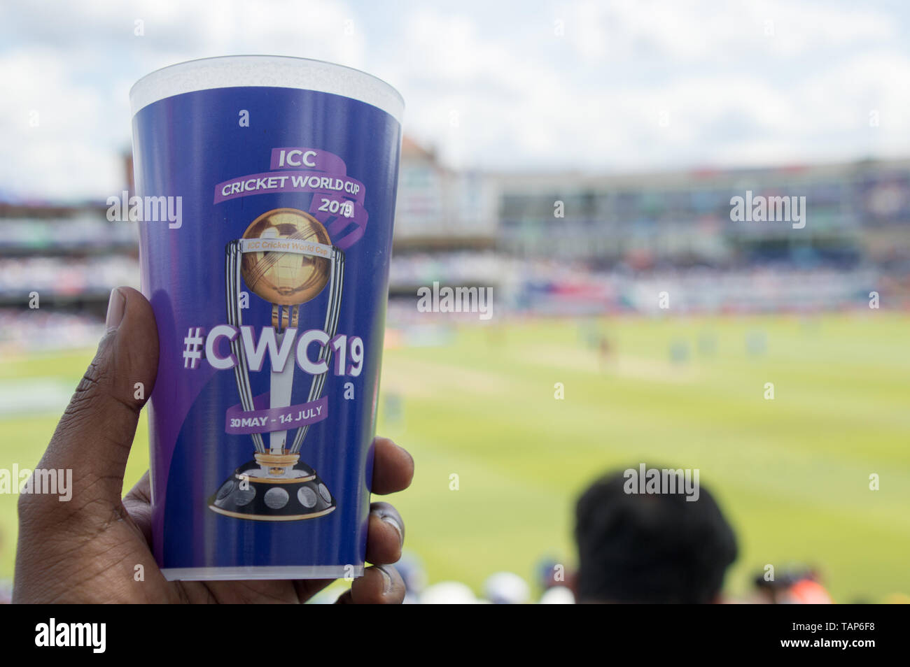 ICC World Cup host Kia Oval mit einem wieder verwendbaren Getränke Tasse als nachhaltige Option Stockfoto