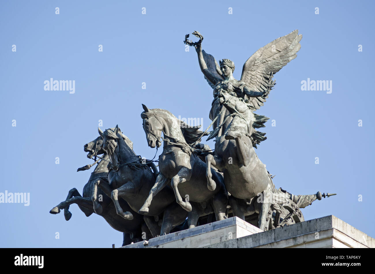 Quadriga Statue von Geflügelten Sieg reiten ein vier Pferd wagen auf der Oberseite des Sehenswürdigkeit Wellington Arch, auch als Verfassung Bogen bekannt. Von Adr-Sculpted Stockfoto