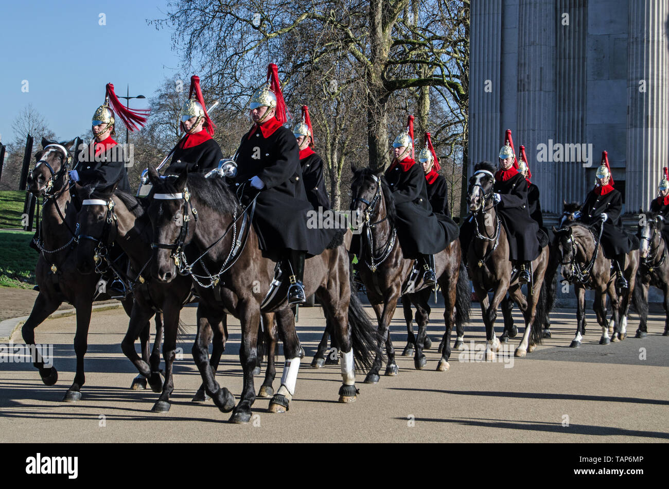 LONDON, UK, 28. JANUAR 2016: Kavallerie Soldaten aus dem Blues und Royals regiment Reiten durch den Wellington Arch am Hyde Park Corner. Teil des H Stockfoto