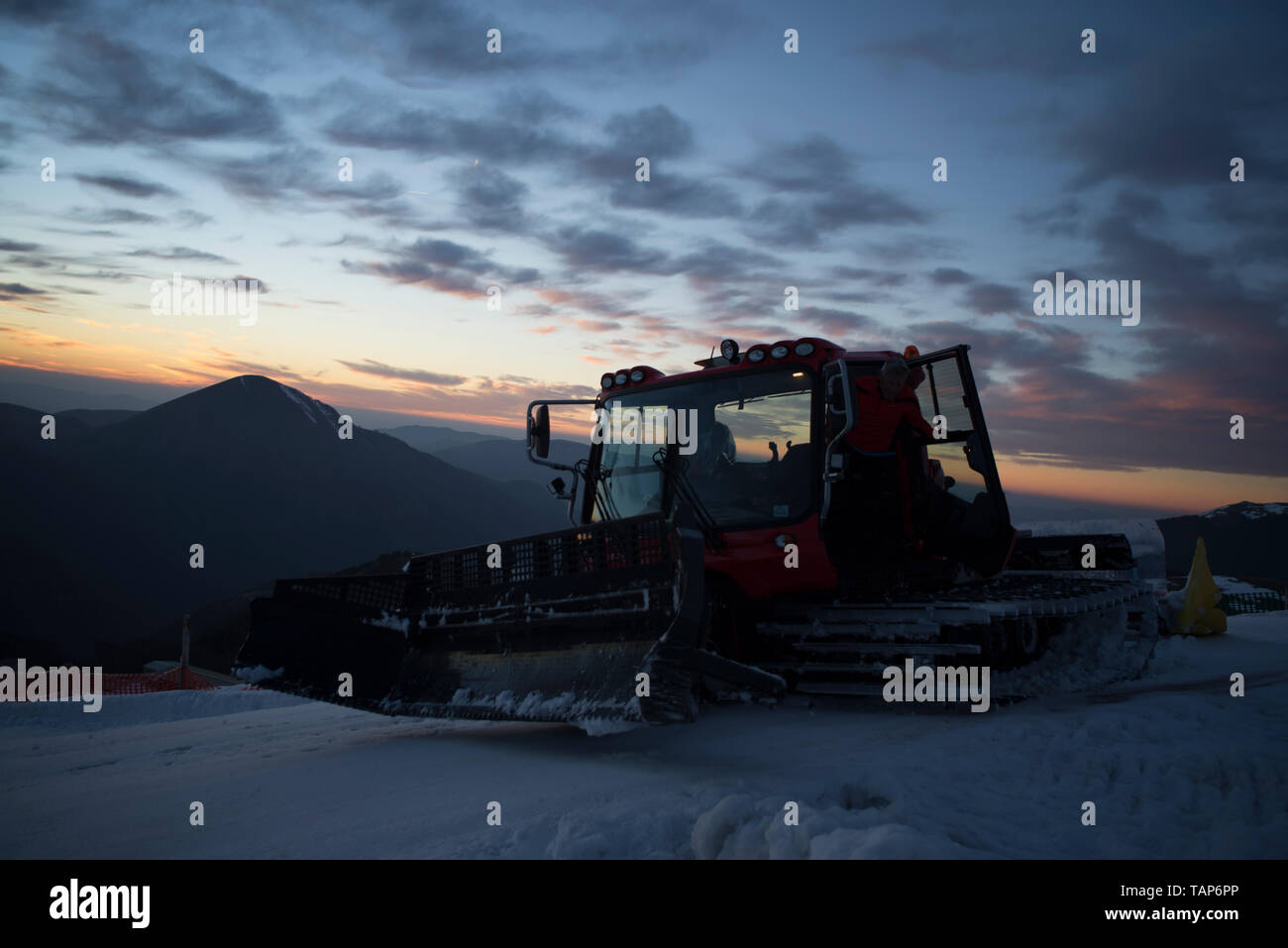 Snowmobile bei Dämmerung, Prata Berg, Nationalpark Monti Sibillini, Marche, Italien Stockfoto