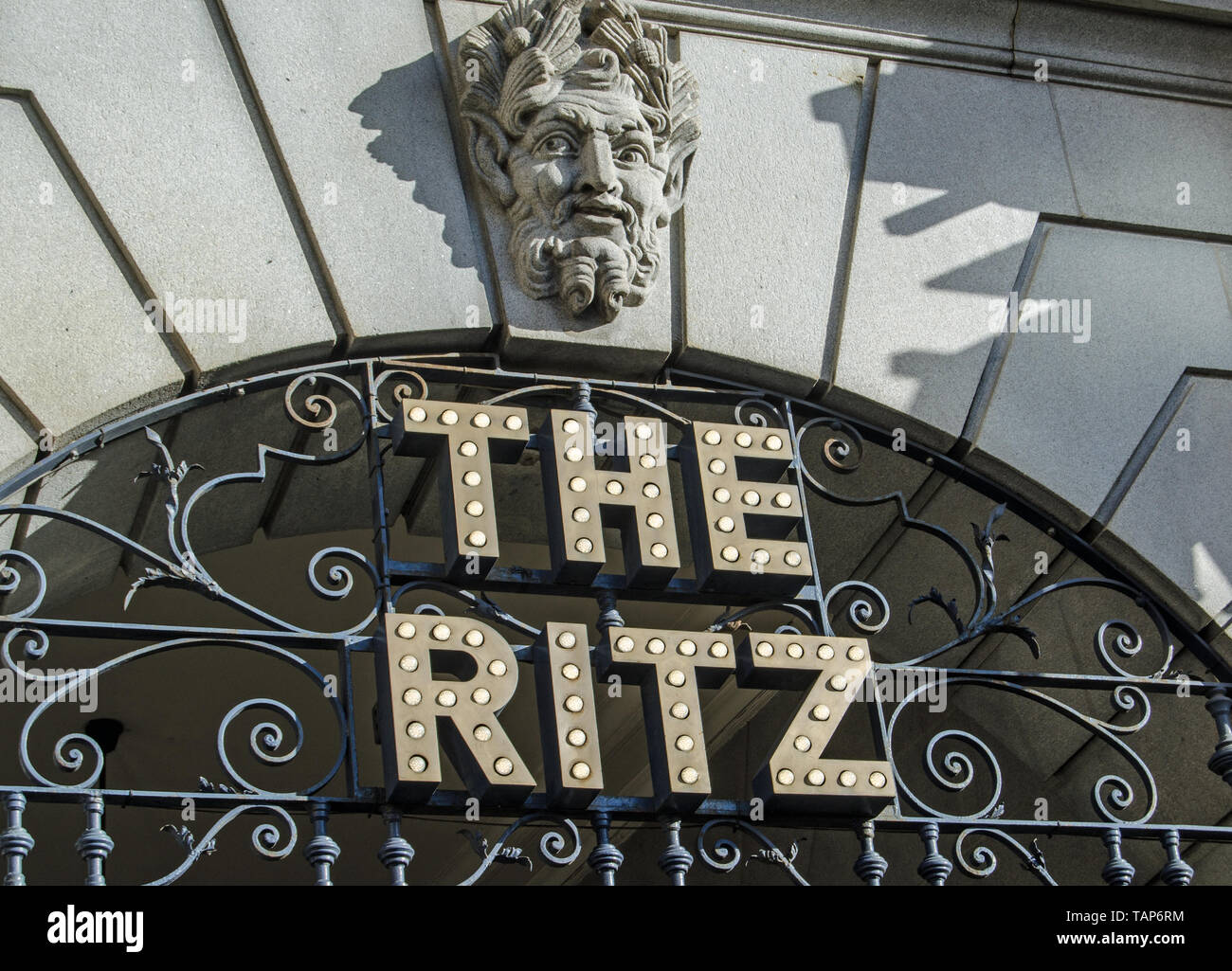 LONDON, UK, 28. JANUAR 2016: beleuchtetes Zeichen für den berühmten Ritz Hotel am Piccadilly, London. Stockfoto