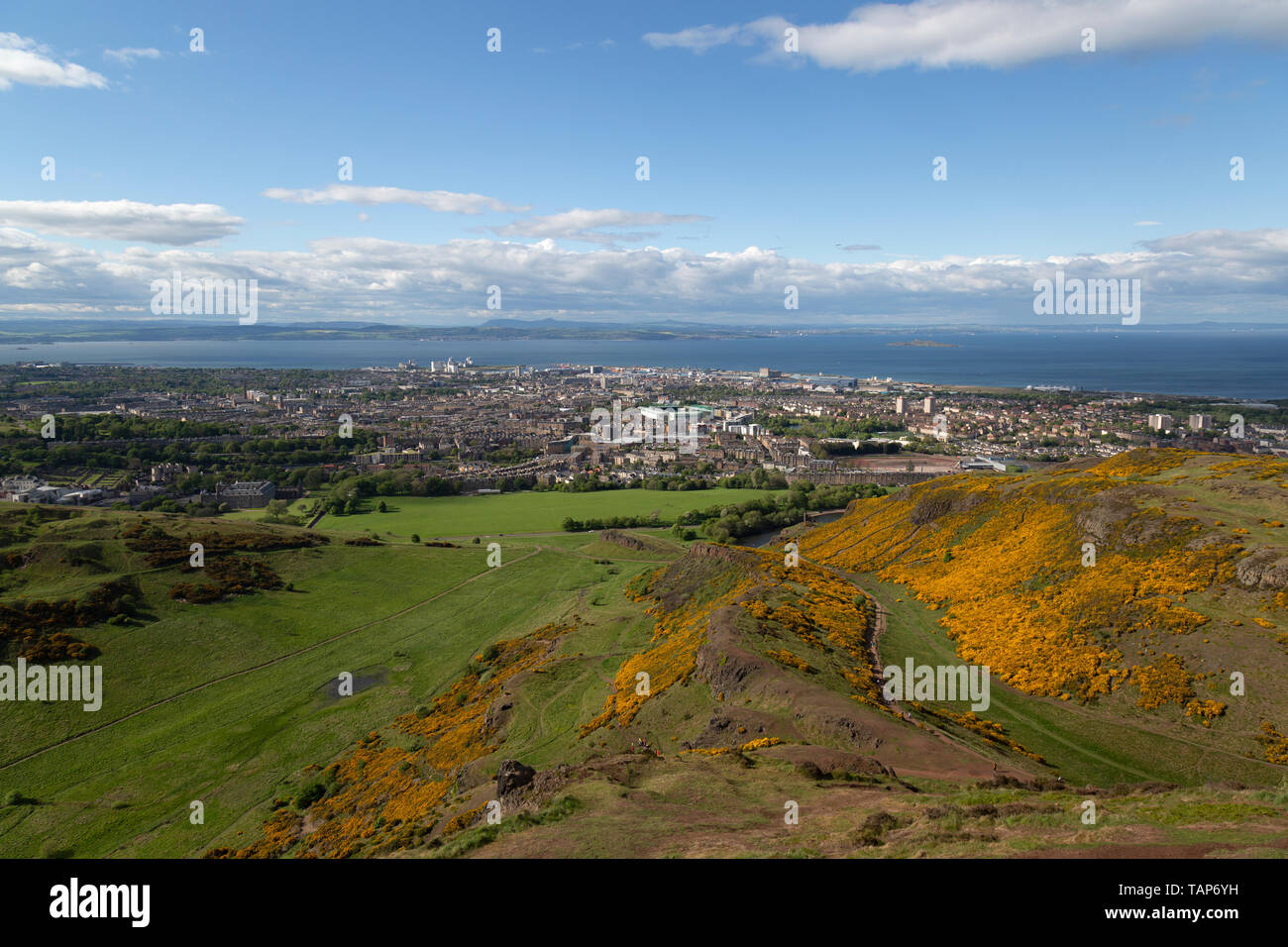 Blick hinunter Blick über Edinburgh in Schottland von den alten Hill fort Website von Arthur's Seat. Stockfoto