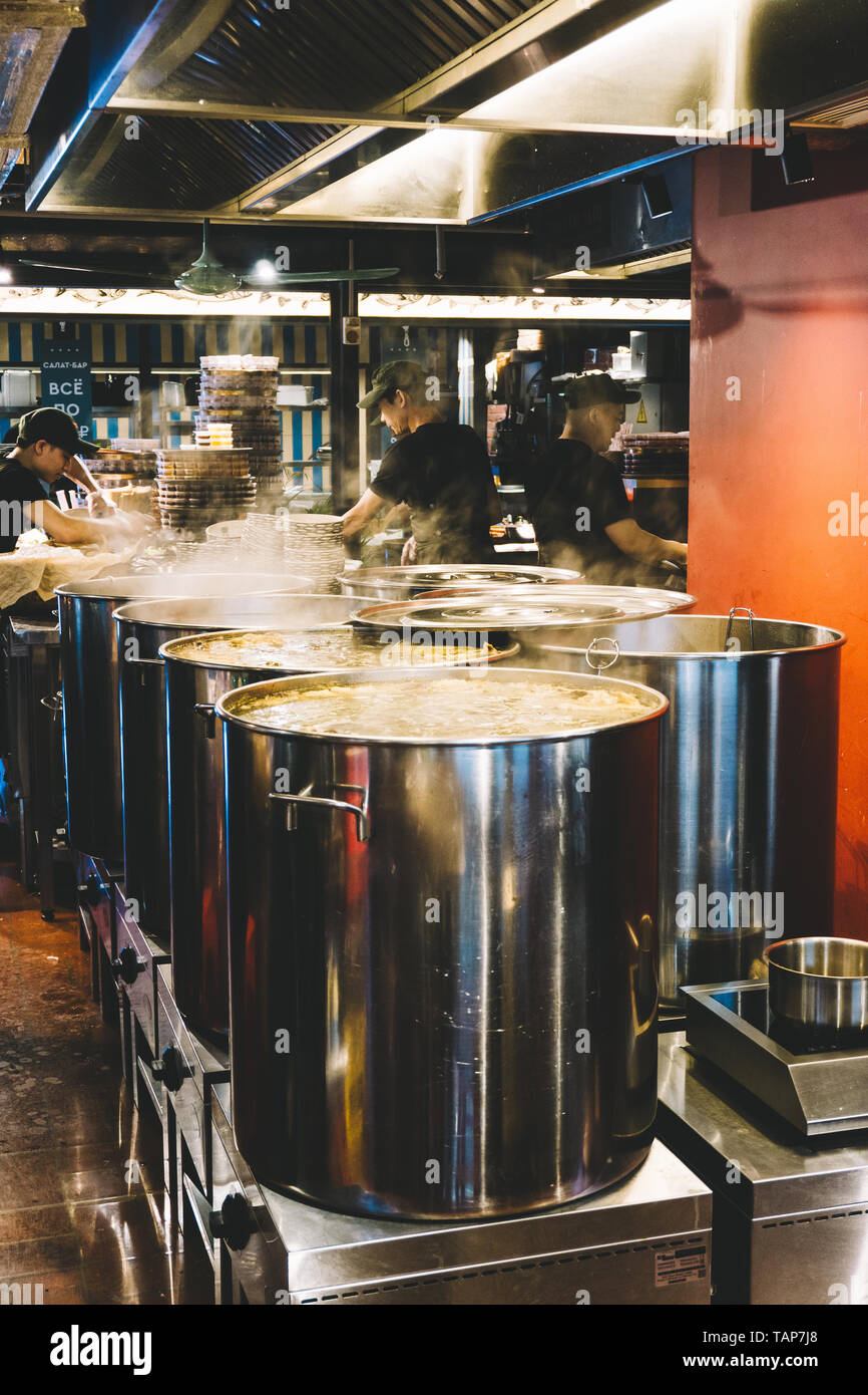 Hanoi, Vietnam - 24. Mai 2019: Сooking pho bo Suppe in den vietnamesischen Markt. Nationale vietnamesische Küche Stockfoto