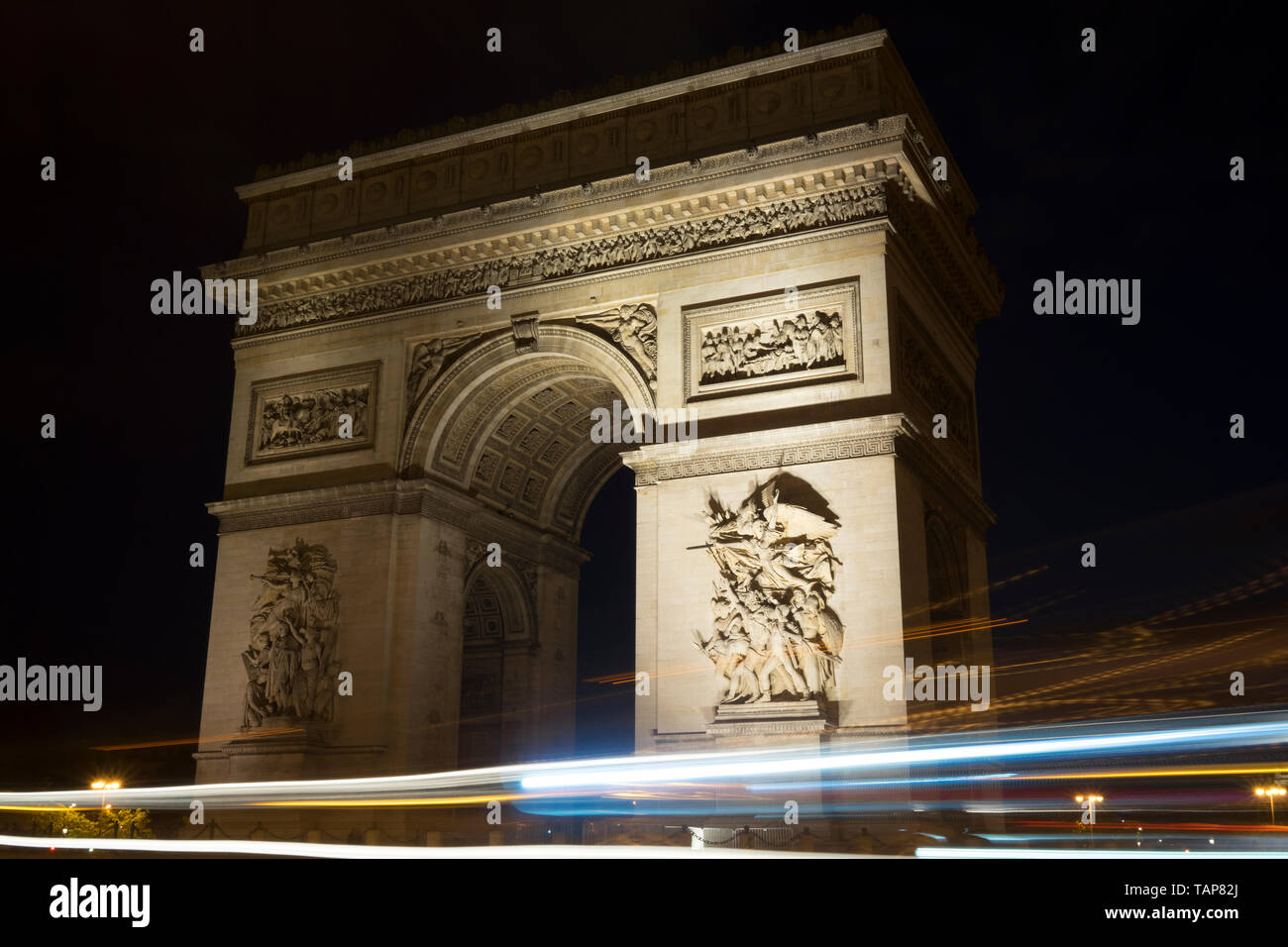 Arc De Triomphe in der Nacht, mit leichten Wanderwegen Stockfoto