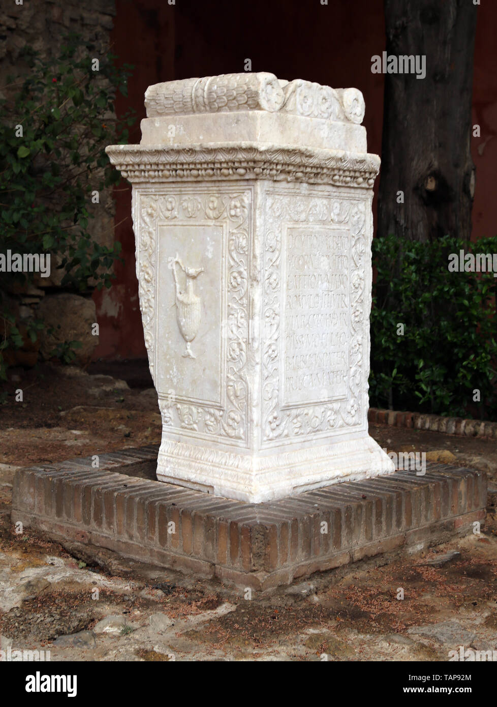 Spanien. Sevilla. Alcazar. Römischen grabkunst Altar mit der Inschrift. Unbekannter Herkunft. Stockfoto