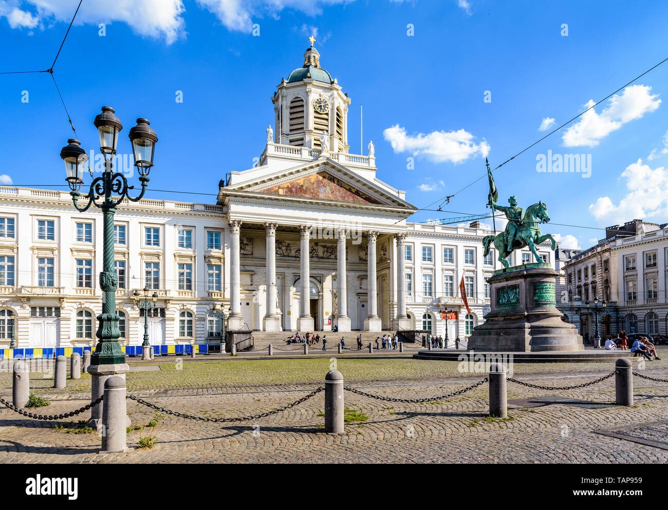 Allgemeine Ansicht der Place Royale in Brüssel, Belgien, mit einer Statue von Gottfried von Bouillon und der Kirche Saint-Jacques-sur-coudenberg. Stockfoto