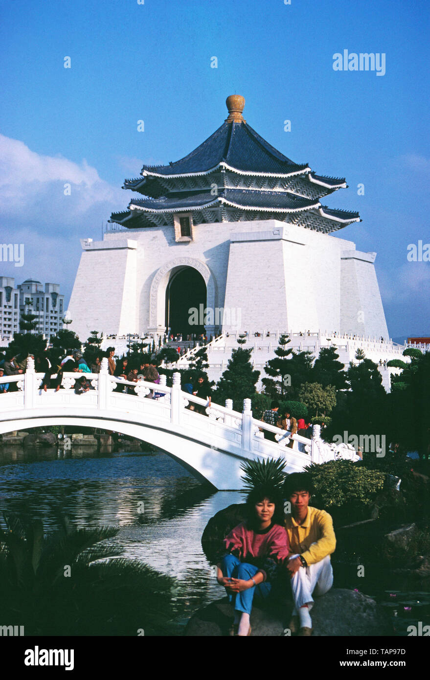Taiwan. Taipei. Junges Paar vor der Chiang Kai-Shek Memorial Hall sitzen. Stockfoto