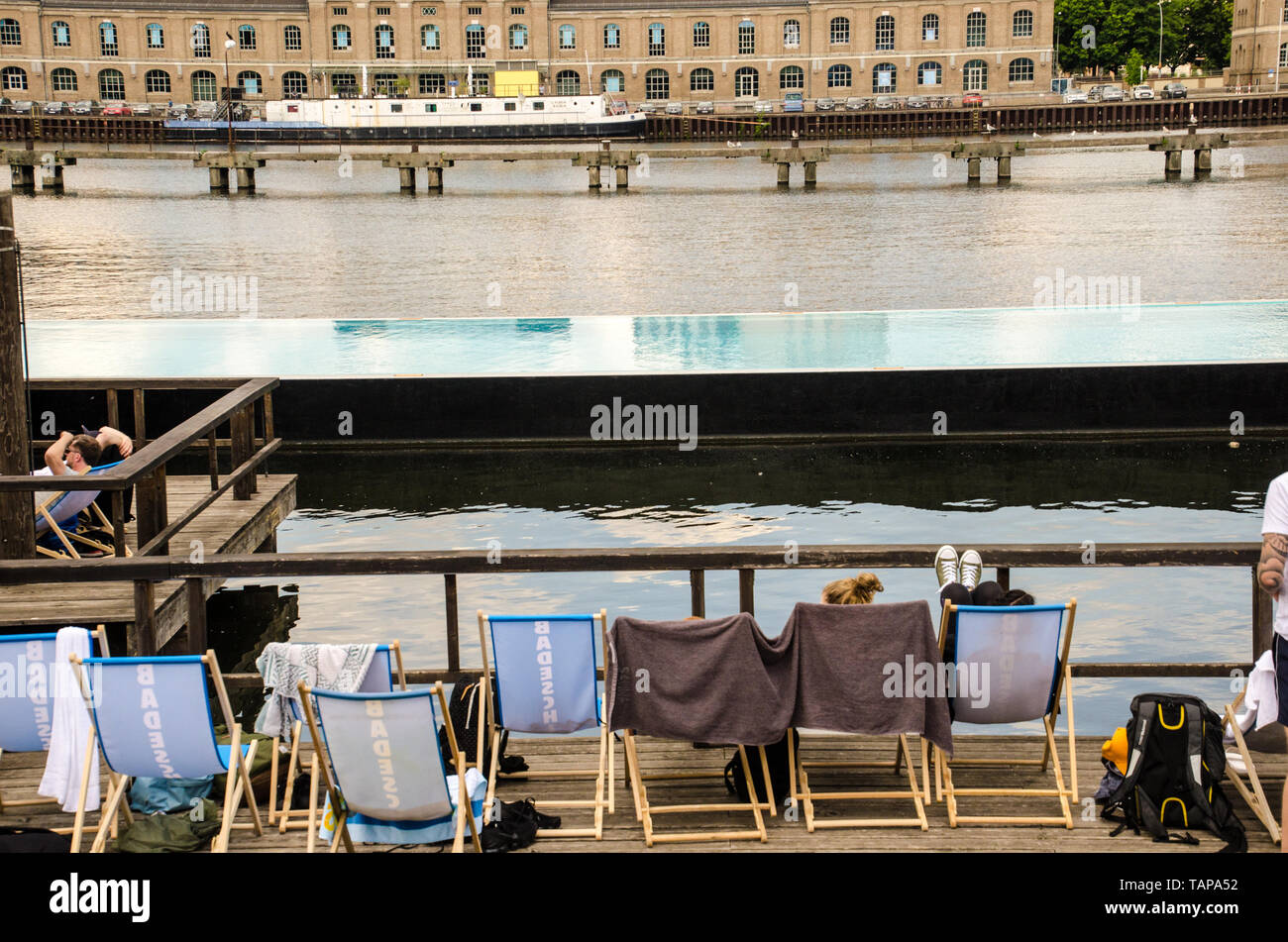Badeschiff an der Arena, Floating Pool auf der Spree in Berlin, 22. Mai