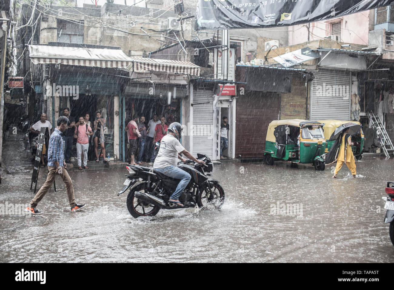 Ein Motorrad, die versuchen, in eine überflutete Straße in der Monsunregen in Neu Delhi, Indien Stockfoto