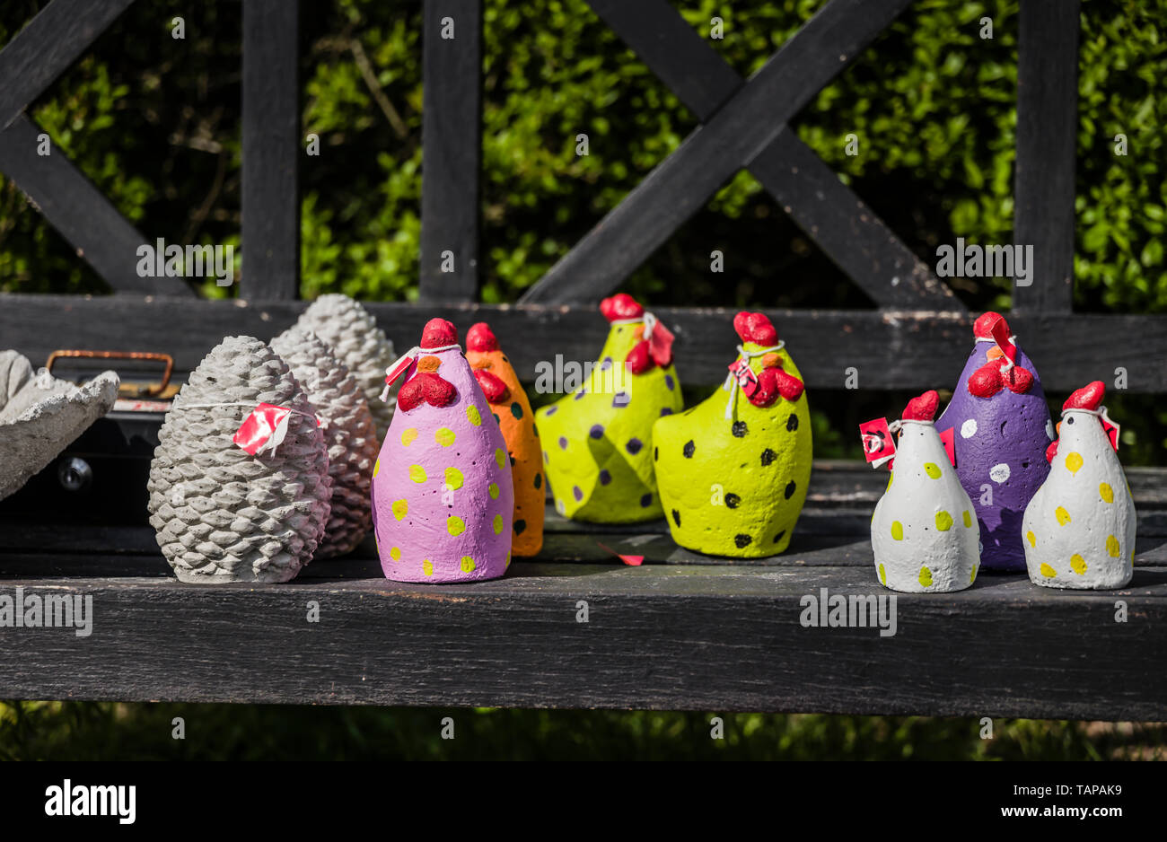 Schrullige Garten Schmuck zum Verkauf in einem Dorf, Dänemark. Stockfoto