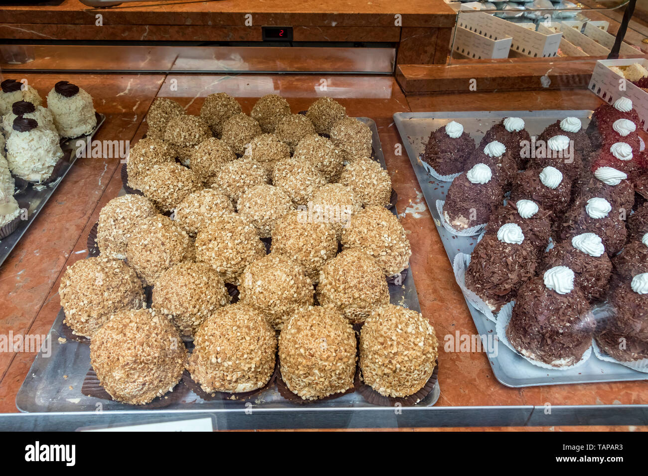 Kuchen und Gebäck in einer Bäckerei in Brüssel das Sablon-viertel von Brüssel Stockfoto