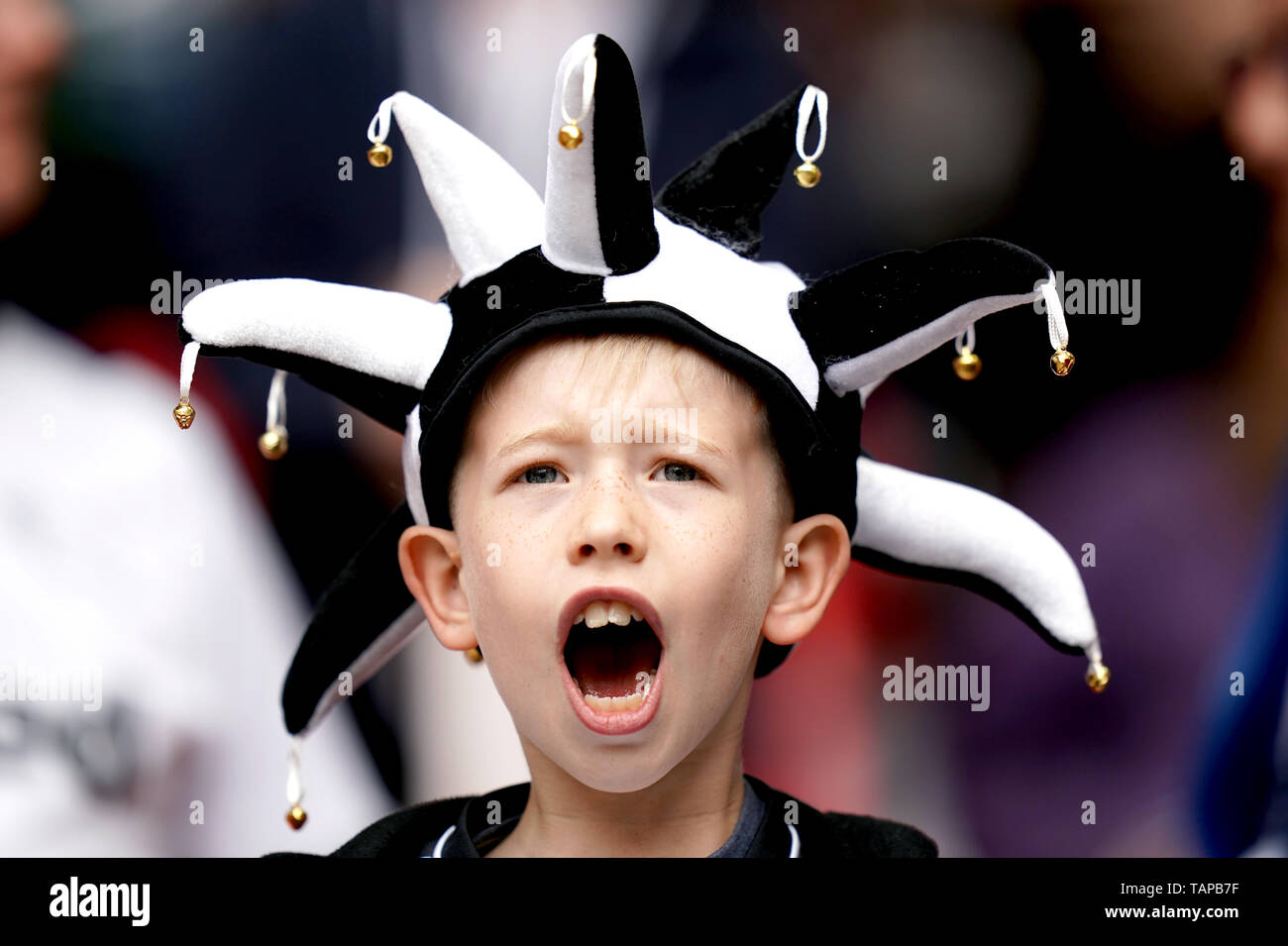 Eine junge Derby County Fan auf der Tribüne zeigt seine Unterstützung vor dem Himmel Wette WM-Play-off-Finale im Wembley Stadion, London. Stockfoto