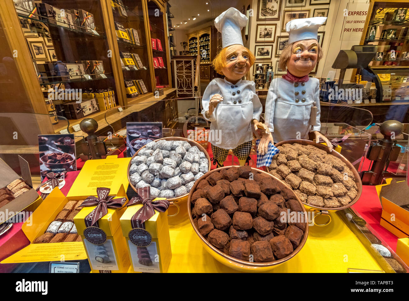 Anzeige von Luxus belgische Pralinen und zwei Modelle der Chocolatiers in Corné Port-Royal, Les Galeries Royales Saint-Hubert, ein Glas arcade Brüssel Stockfoto