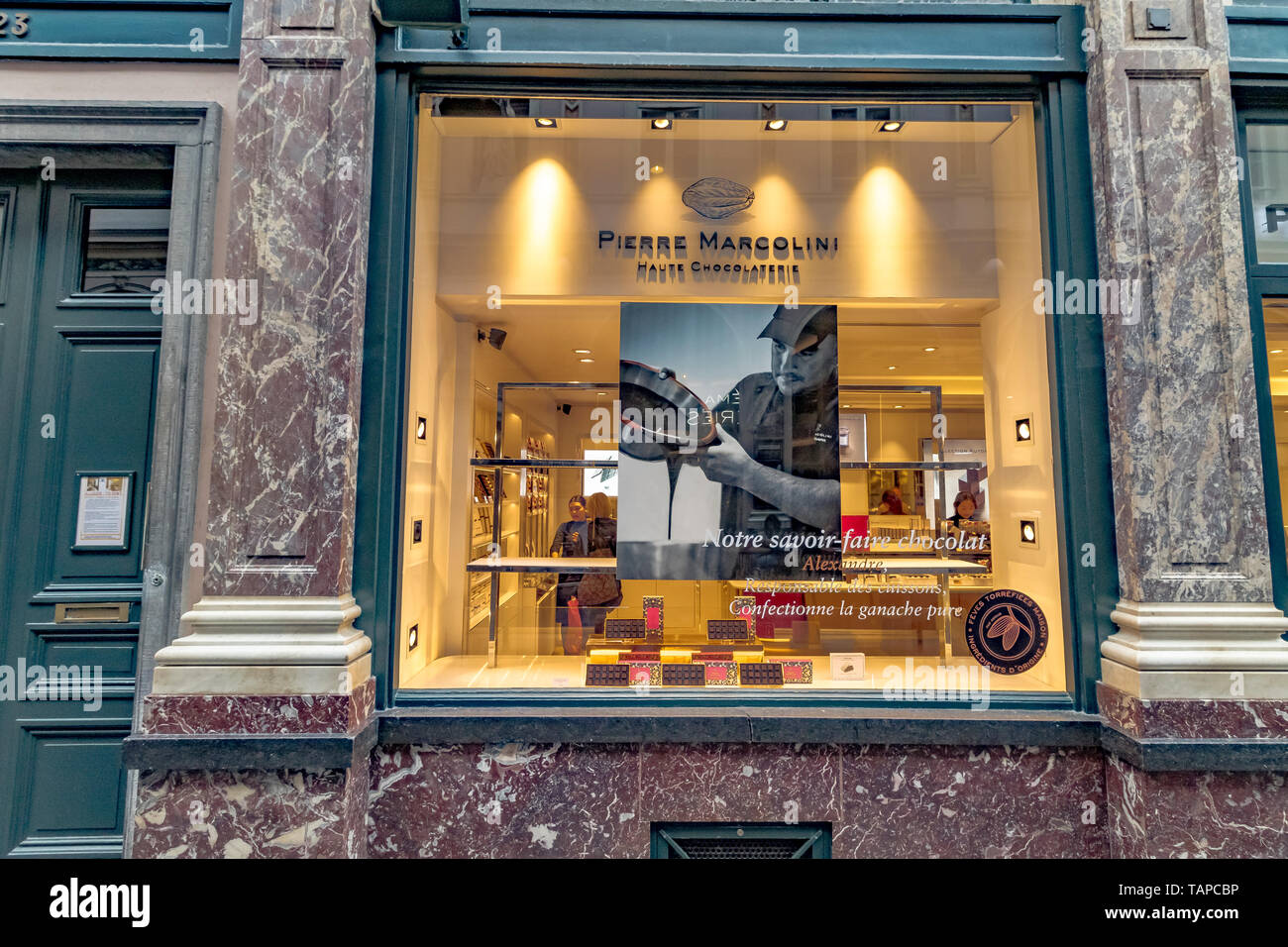 Pierre Marcolini a luxury Belgian Chocolate shop Les Galeries Royales Saint-Hubert, einem eleganten verglaste Einkaufspassage in Brüssel, Belgien Stockfoto