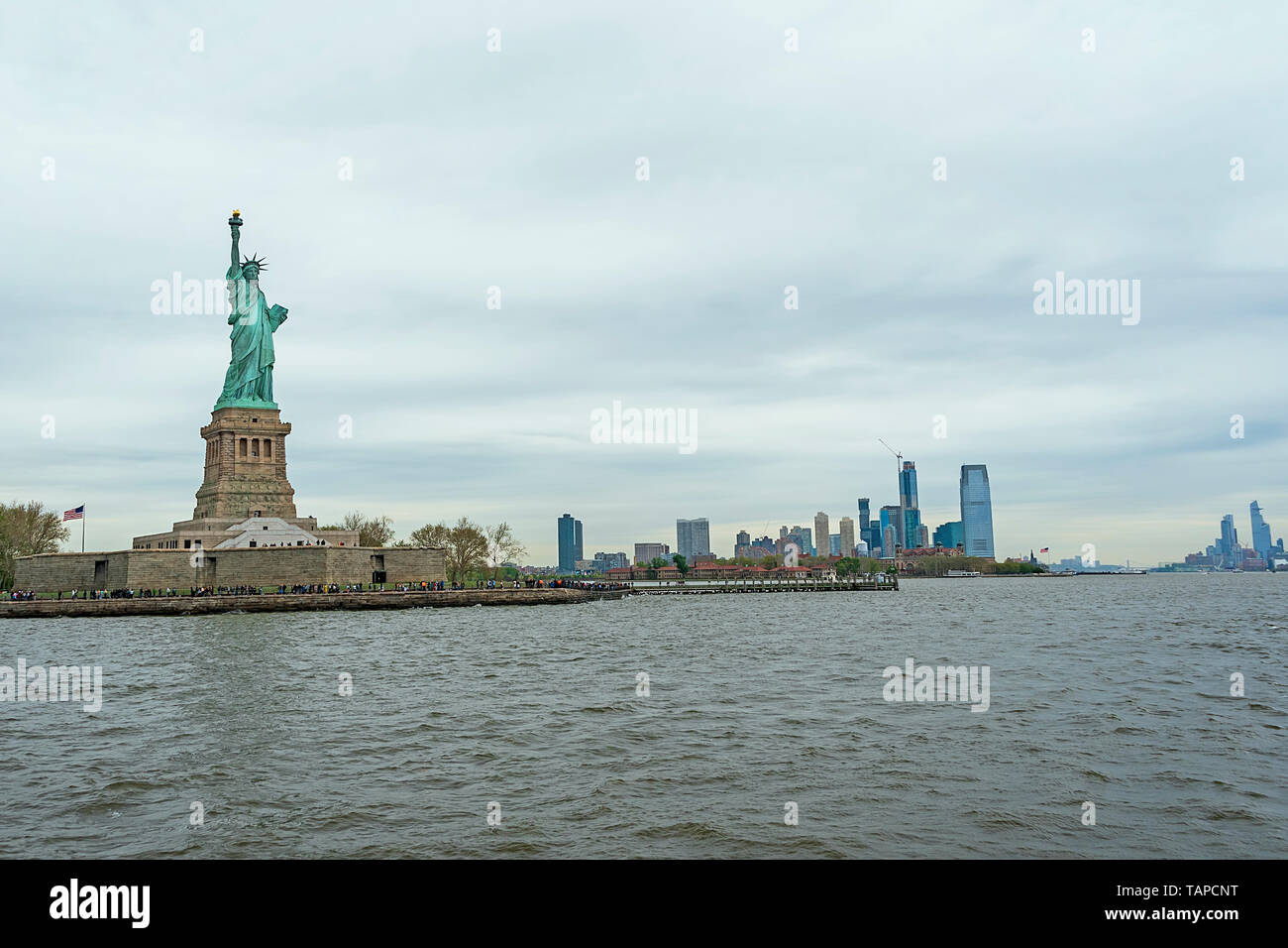 USA, New York - Mai 2019: Freiheitsstatue, Liberty Island, mit Manhtattan im Hintergrund Stockfoto