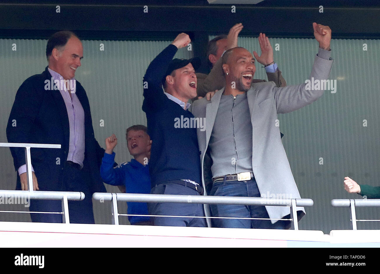 Der Herzog von Cambridge (links) feiert in der steht mit dem ehemaligen Fußballer John CAREW (rechts) nach Aston Villa Anwar El Ghazi Kerben erste Ziel seiner Seite des Spiels während der Himmel Wette WM-Play-off-Finale im Wembley Stadion, London. Stockfoto