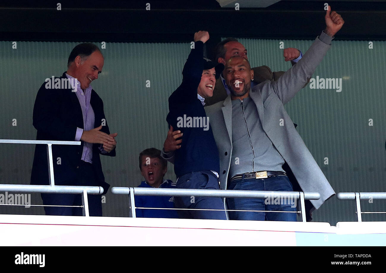 Der Herzog von Cambridge (links) feiert in der steht mit dem ehemaligen Fußballer John CAREW (rechts) nach Aston Villa Anwar El Ghazi Kerben erste Ziel seiner Seite des Spiels während der Himmel Wette WM-Play-off-Finale im Wembley Stadion, London. Stockfoto
