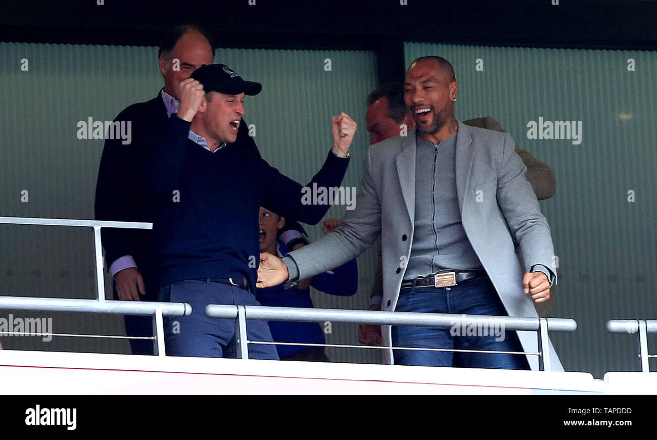 Der Herzog von Cambridge (links) feiert in der steht mit dem ehemaligen Fußballer John CAREW (rechts) nach Aston Villa Anwar El Ghazi Kerben erste Ziel seiner Seite des Spiels während der Himmel Wette WM-Play-off-Finale im Wembley Stadion, London. Stockfoto