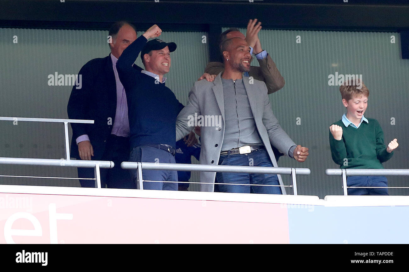 Der Herzog von Cambridge (links) feiert in der steht mit dem ehemaligen Fußballer John CAREW (rechts) nach Aston Villa Anwar El Ghazi Kerben erste Ziel seiner Seite des Spiels während der Himmel Wette WM-Play-off-Finale im Wembley Stadion, London. Stockfoto