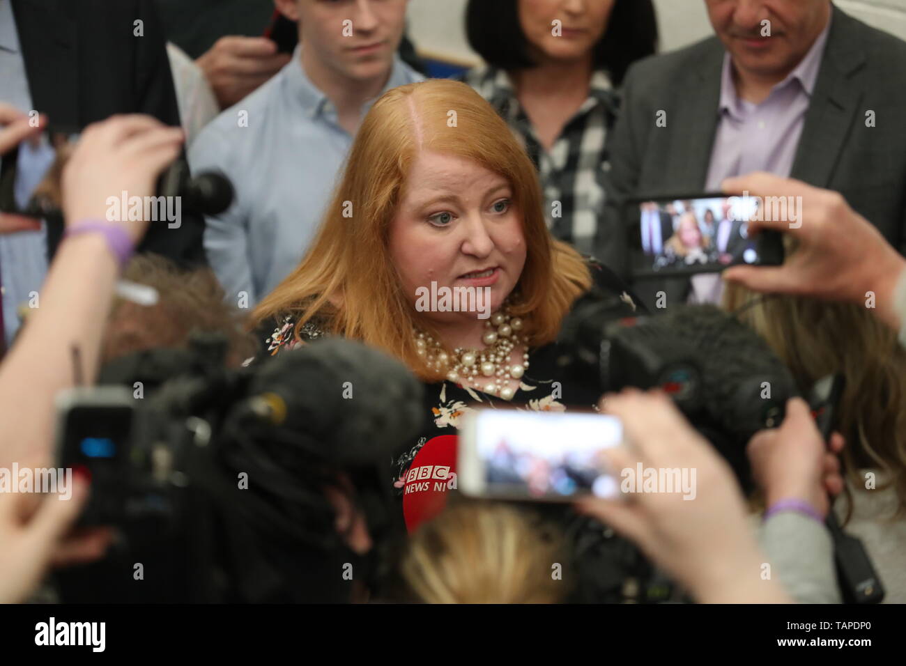 Allianz Chef und Kandidat Naomi lang an den Wahlen zum Europäischen Parlament, in der die in meadowbank Stadion in Magherafelt, Nordirland, als zählende hat im Rennen um die drei von Nordirland Sitze im Europäischen Parlament begonnen. Stockfoto