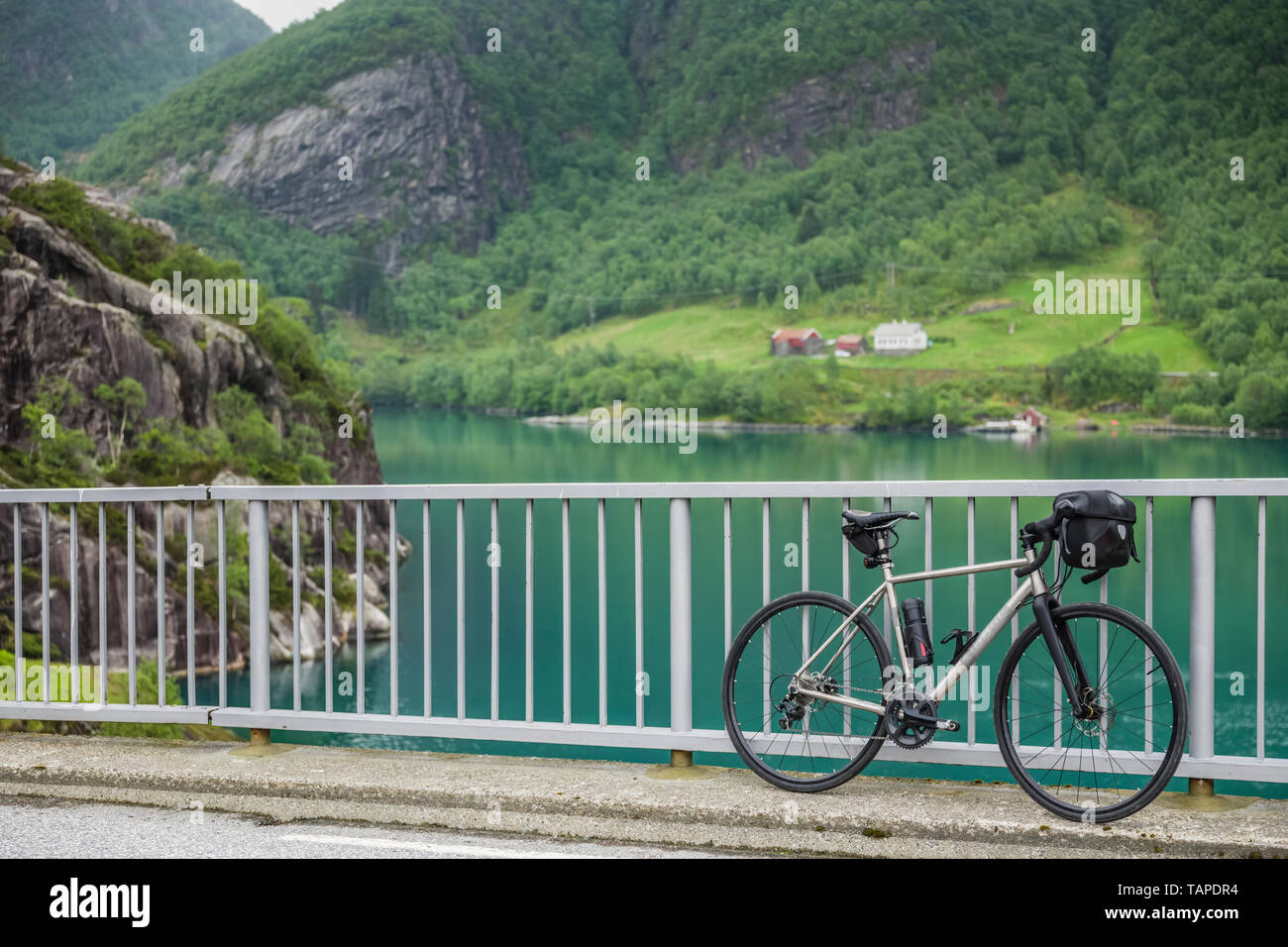 Fahrrad auf einer Brücke in Norwegen geparkt Stockfoto