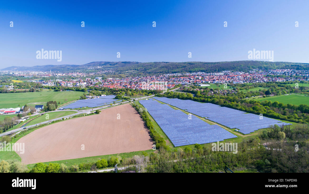 Grüne Energie Konzept Solar Panel Power Farm Antenne Drone erfassen Stockfoto