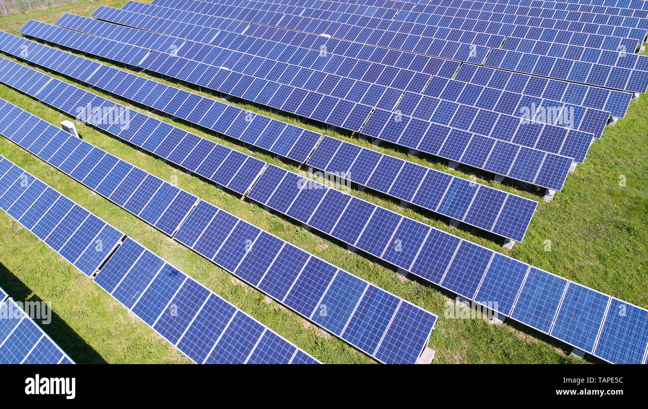 Grüne Energie Konzept Solar Panel Power Farm Antenne Drone erfassen Stockfoto