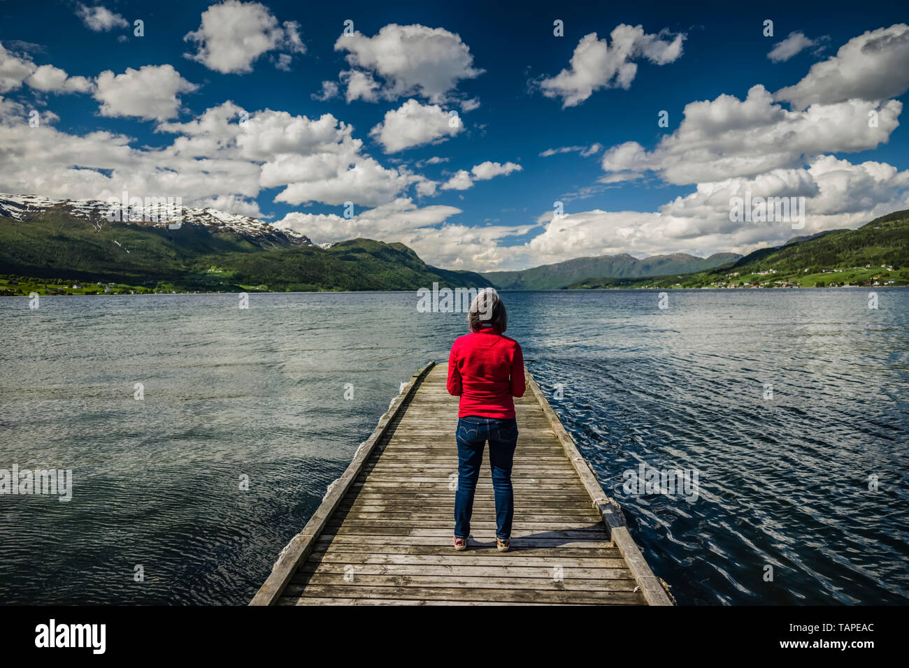 Reife weibliche Genießen der Landschaft von Gloppen, Norwegen Stockfoto