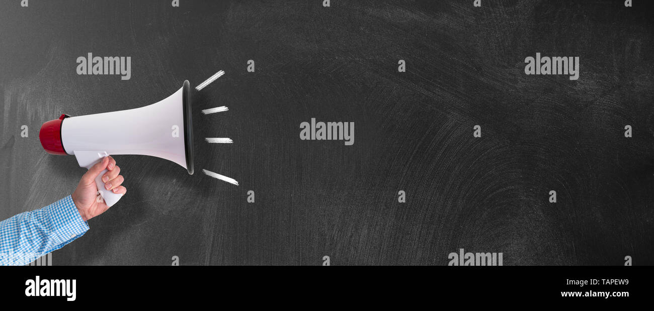 Hand des Kaufmanns holding Megaphon oder Megaphon gegen leere Schiefertafel Ankündigung Vorlage Stockfoto