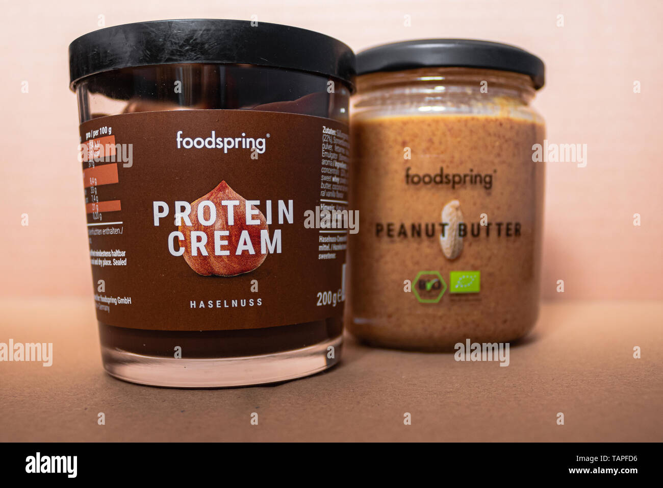 Parma, Italien - 27. Mai 2019: Foodspring protein Creme und Erdnussbutter, Deutsche organische Marke Stockfoto